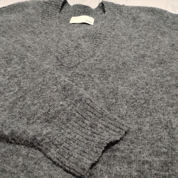 Wilfred Aritzia| Grey Charcoal V-Neck Wool Sweater - Picture 9 of 9